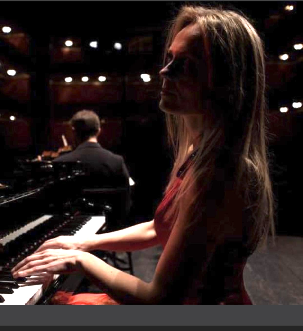 Hülya Keser performing at the piano